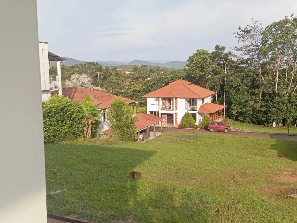 Conjunto residencial con casas, zonas verdes y vista al paisaje del Caquetá